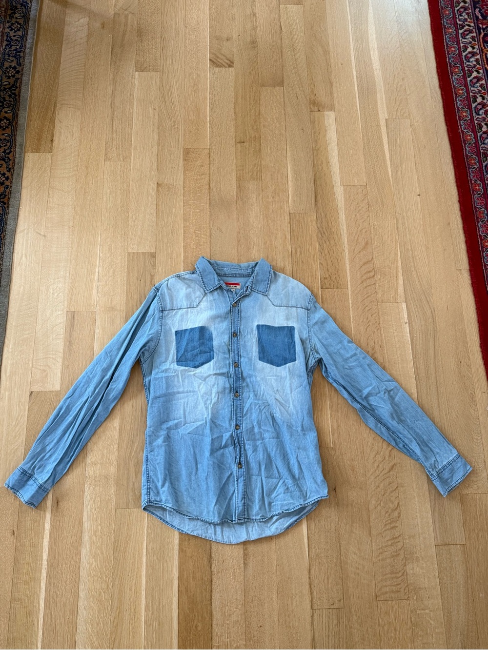 Men's Light Blue Denim Button-Down Shirt with Contrast Pockets
